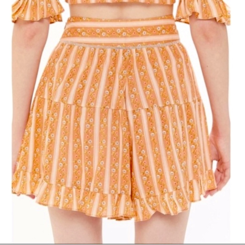 URBAN OUTFITTERS Floral high waisted short